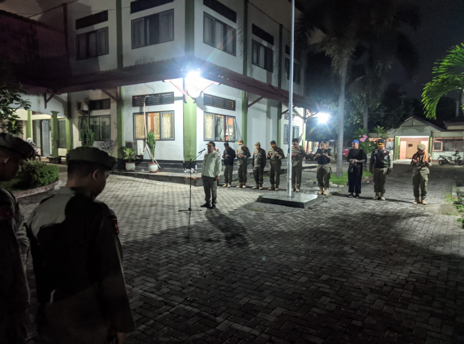Sat Pol PP Lotim bersama jajaran terkait TNI , Polri amankan malam pergantian tahun baru 2023