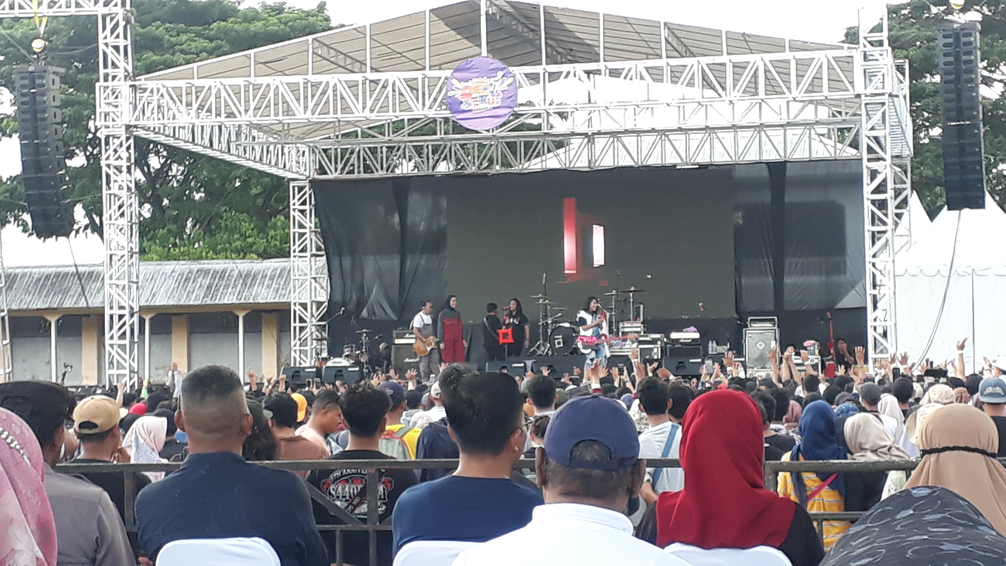 PAM Satpol PP Lotim. Konser Band Kotak di Lombok Timur bangkitkan UMKM. Minggu,4 Desember 2022