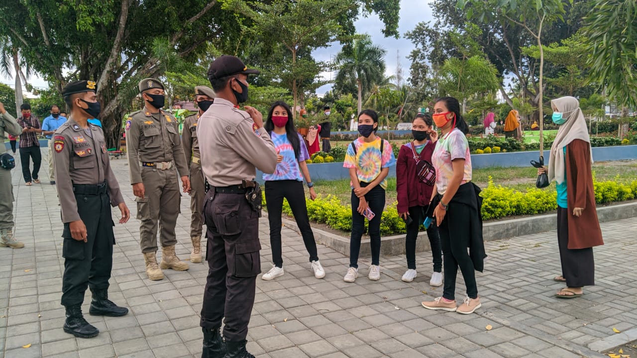 Kegiatan Sosialisasi dan Penertiban Penggunaan Masker di Taman Rinjani Selong Gabungan Satpol PP Lotim dan Polres Lotim