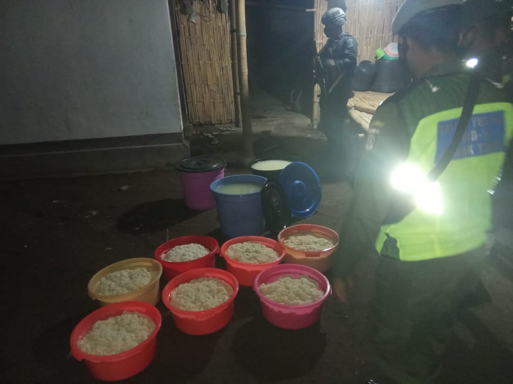 Ribuan Liter Miras disita Petugas Gabungan Satpol PP, Kepolisian, TNI dan Kejaksaan Dalam Operasi Yustisi